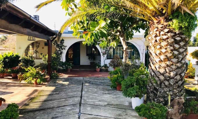 Eden Beach Villa | Single villa with garden and Wi-Fi