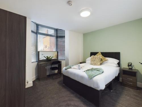 Darlington House | Six Bedroom Home - Train Station & Town Centre Location!