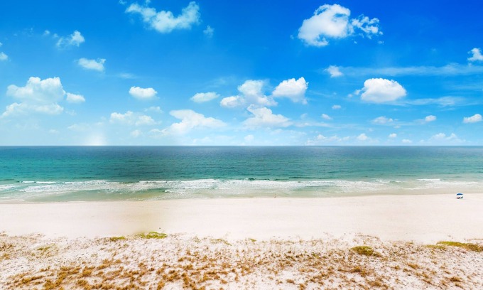 Navarre Beach Condo | Sixth-floor condo with direct Gulf-front views & on-site picnic area & grills