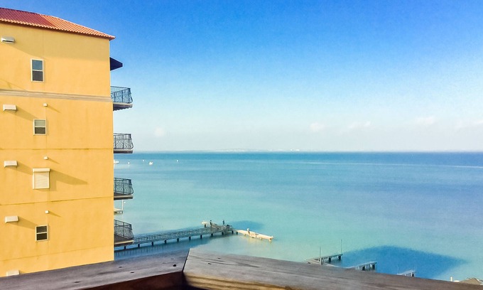 South Padre Island Condo | Sixth floor bayside condo with pool & hot tub access, central AC