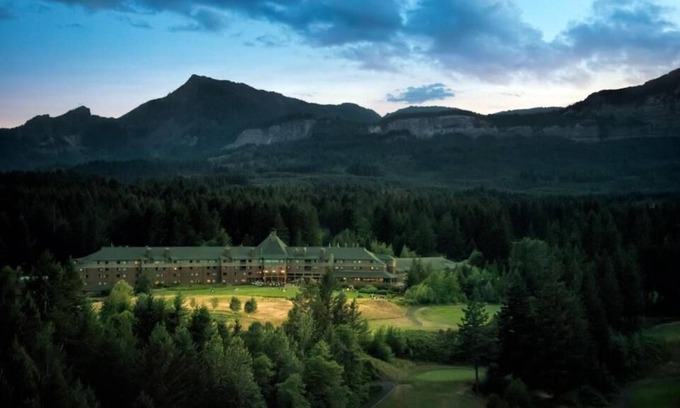 Stevenson House | Skamania Lodge! Pet Friendly Tree House, Onsite Pool, Golf, Spa, Hot Tubs!