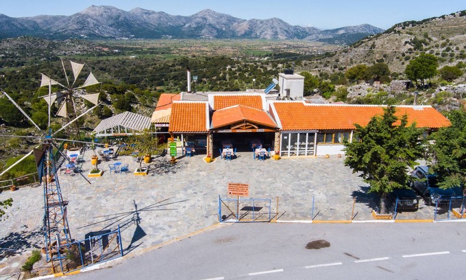 Mesa Lasithion House | Skapani's House Guesthouse with Mountain View, Shared Terrace & Wi-Fi