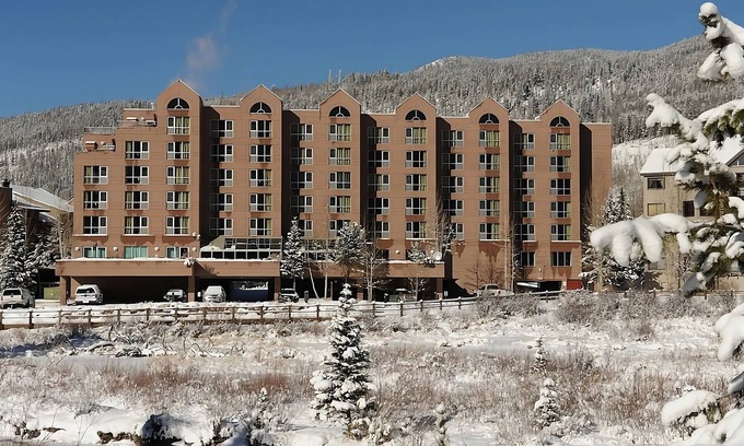 Mountain House Hotel | Ski Access! Two Relaxing Units, Free Breakfast, Jacuzzi, Mountain Views!