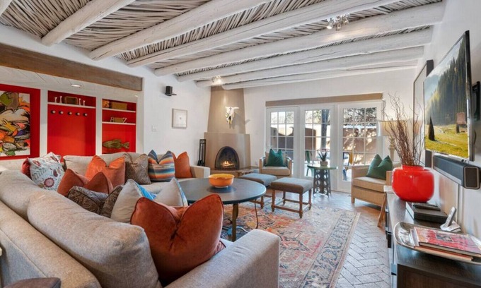 Historic Eastside Villa | Ski Discounts! Luxe Canyon Rd, near Art Galleries