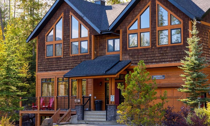 East Kootenay Ski Chalet | Ski In & 10-15 Walk to the Lifts. Hot Tub. A/C.