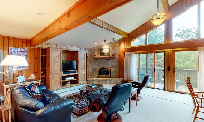 Bromley Mountain Condo | Ski-in/out family home w/shared pool/Ping-pong/balcony/free WiFi/fireplace