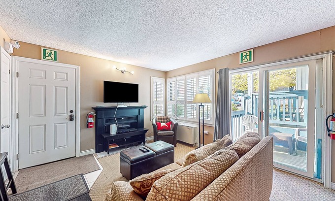 Craigleith Condo | Ski-in/ski-out, dog-friendly studio with pool/hot tub/tennis access - near beach