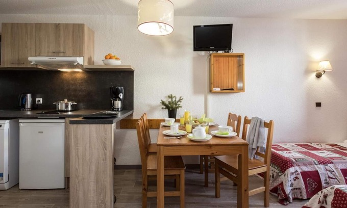 Meribel-Mottaret Apartment | Ski-in/ski-out & foot of the slopes, balcony, tv, ski locker, 40m², Méribel-Mottaret