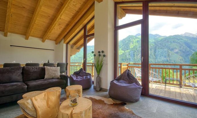 Kaprun Ski Chalet | Ski-in / Ski-out Chalet Maiskogel 'Bergli' by Alpen Apartments