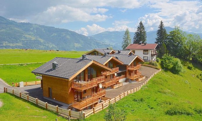 Kaprun Ski Chalet | Ski-in / Ski-out Chalet Maiskogel 13a by Alpen Apartments