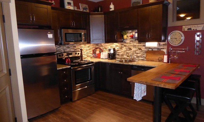 Sun Peaks Ski Chalet | Ski In/ski Out & Snowmobile Parking,1bedroom Suite Mountain View Home