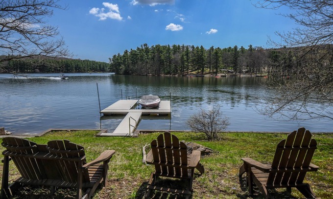 North Glade Hills House | Ski Shore | Lakefront Cottage + Private Dock, Hot Tub & Outdoor Fireplace!