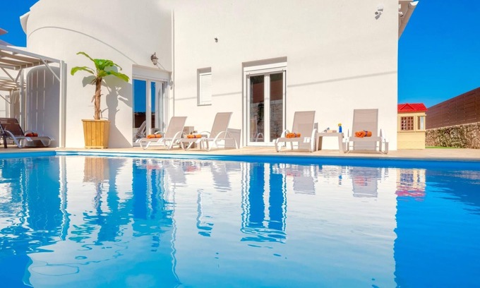 Skaleta Villa | Sky Beachfront Villa with private pool
