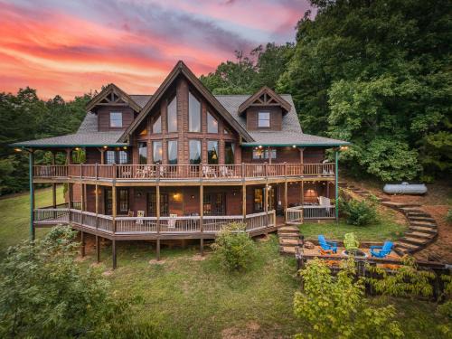Blue Ridge House | Sky High Lodge by BK Stays. Large Cabin. Amazing Views. Game Room. Jacuzzi. Six Bedrooms. Sleeps 12
