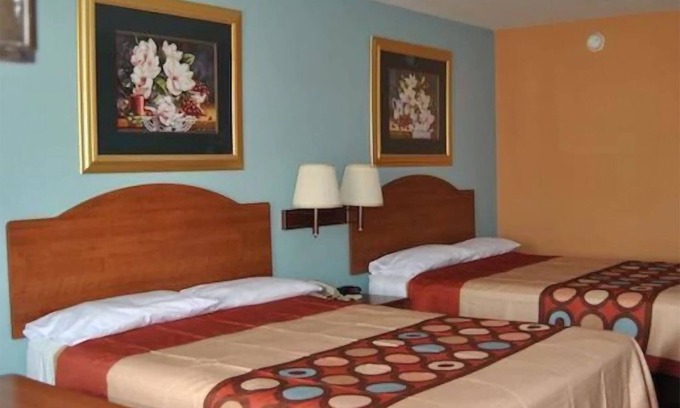 Western Division House | Sky Palace Inn & Suites By Jasper Laredo- Deluxe 2 Queen Bed Non Smoking