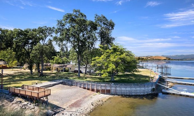 Lakeport Hotel | Skylark Shores Resort
