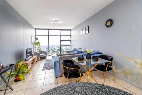 Edenvale Apartment | Skyline Hideout XL King Bed FREE Parking Views