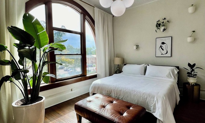 Old Town Apartment | Skyline Loft & Balcony