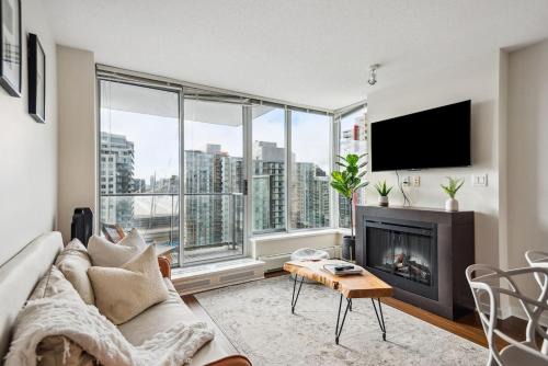 Crosstown Apartment | Skyline Retreat with Gym and River View near Rogers Arena