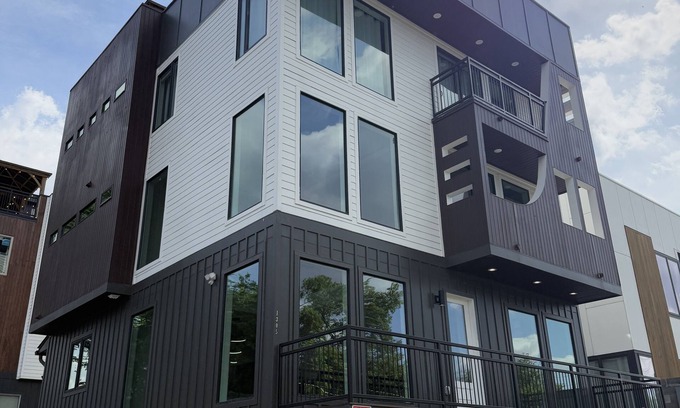 Edgehill House | Skyrise Stay - New 5-Story w/Rooftop Bar, Hot Tub, Elevator & Skyway Bridge