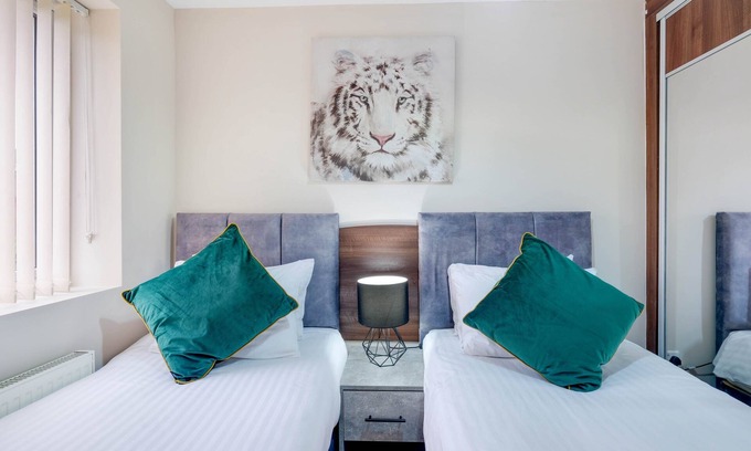 Slough House | SL Reet Gdns 38 - Town Center 4 Bedroom 4 bathroom Hse with Parking Slough (38)