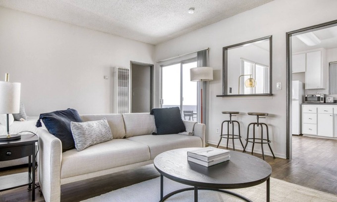 Burbank Apartment | Sleek Burbank Studio w/Courtyard & Pool, near restaurants, by Blueground