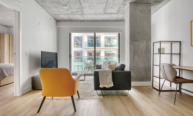 City West Apartment | Sleek Downtown 1BR w/Pool, Gym & W/D near Staples Center, by Blueground (LAX 542)