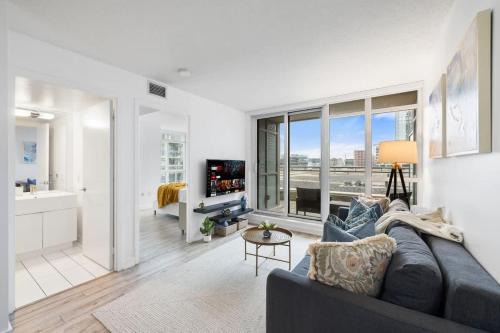 CityPlace Apartment | Sleek Downtown Oasis Modern Retreat in Toronto