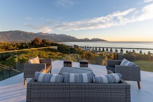 Kaikoura House | Sleek, Elevated Views, Hidden