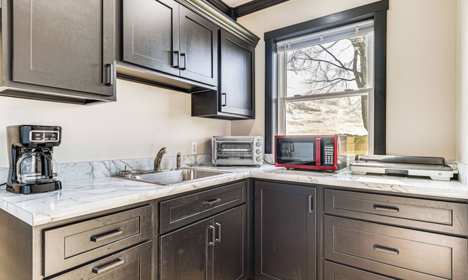 Montgomery Apartment | Sleek Montgomery Apartment: Shared Outdoor Space