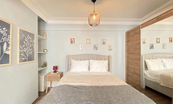 Gumussuyu Mahallesi Apartment | Sleek Studio Flat in Beyoglu with Central Location