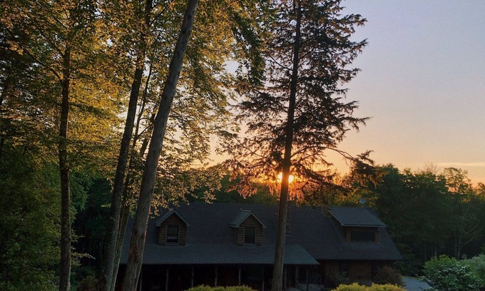 Dover Plains Cabin | SLEEPS 10, BEAUTIFUL AND PRIVATE CABIN, ONLY 15 MINUTES FROM WEDDING VENUES.