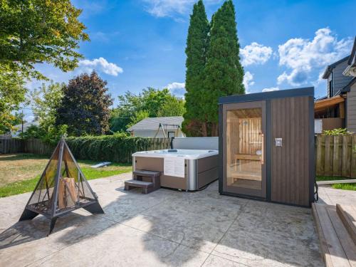 St. Catharines House | Sleeps 10 Near Niagara Falls With Hot Tub ,Playroom & ADU