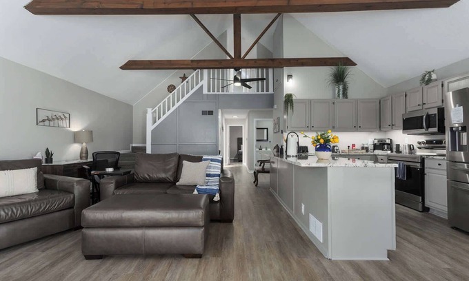 New Century House | Sleeps 11 Cozy & Comfortable|Steps to Lake|Dock