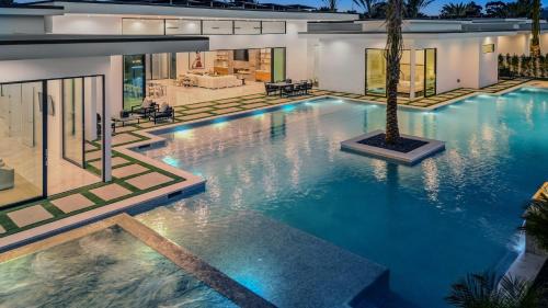 Indio House | Sleeps 25 2 Luxury Villas w Pool Spa Putting Green Bravo by AvantStay