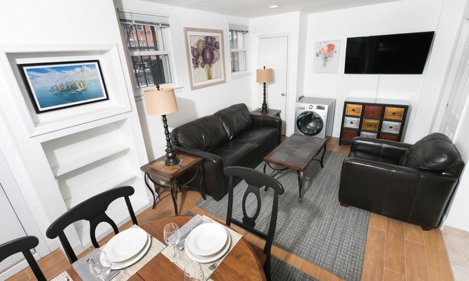 Historic Downtown House | Sleeps 6 - 1 Bedroom - 1 Bath - 3 Beds - Just 7 Minutes to NYC saba