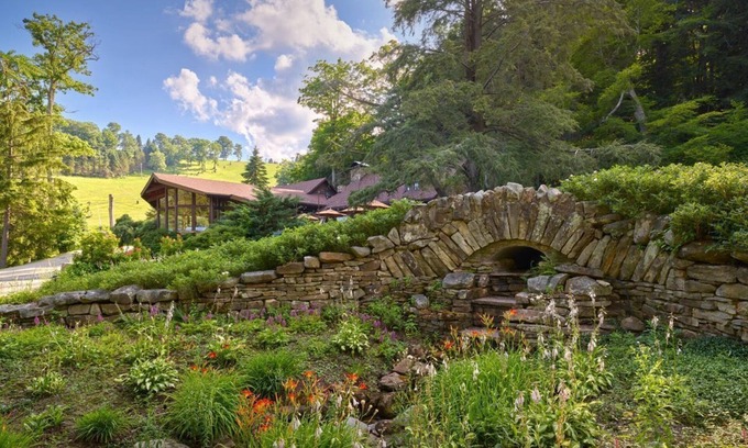 Seven Springs Apartment | Slopeside Comfort | Queen Lodge Room in Chamption