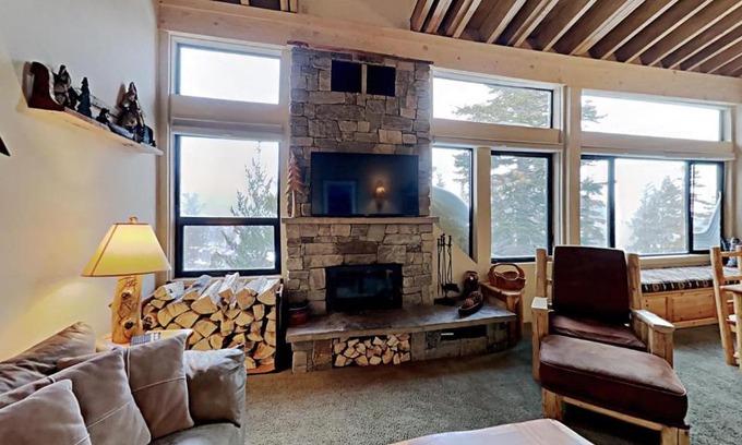 Mammoth Lakes Apartment | Slopeside Four Bedroom Homes at 1849 Condos - Free Wifi & Parking!