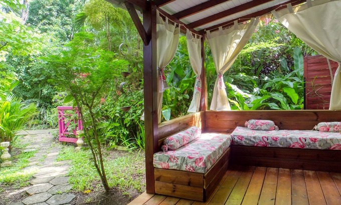Pointe-Noire House | Small cottage for a couple in a tropical garden