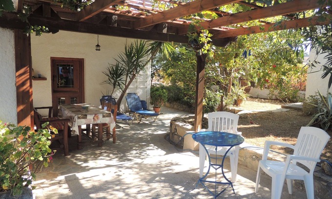 Pitsidia Cottage | Small country house with garden and arbor next to 2 wonderful beaches