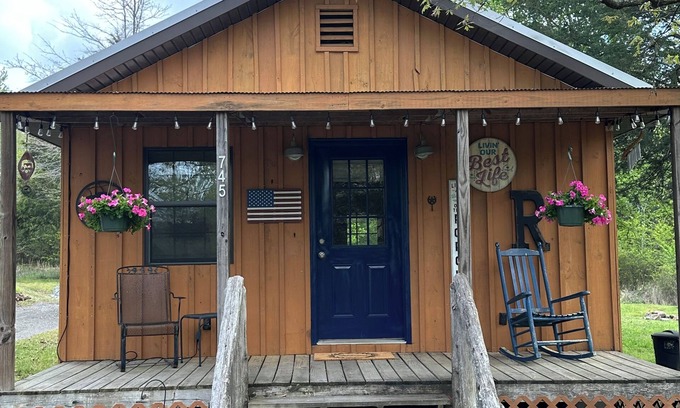 Quitman Cabin | Small Rustic Cabin Near Greers Ferry Lake w/1 Bedroom 1 Bath &Full Size Sofa bed