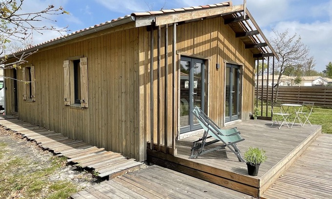 Hourtin Ski Chalet | Small wooden house on the edge of a forest