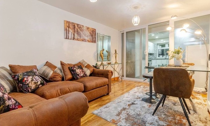 Smethwick House | Smethwick - House - Sleeps 8 - Parking