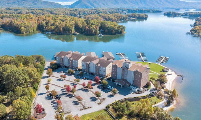 Huddleston Condo | Smith Mountain Lake Retreat w/Resort Amenities!