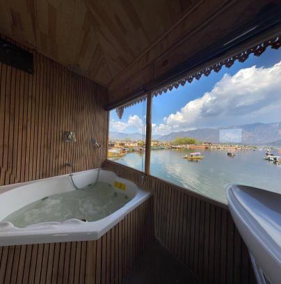 Dal Lake Hotel | Smith palace group of houseboats