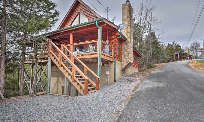 Sevierville Cabin | Smoky Mountains Cabin < 1 Mi to Douglas Lake