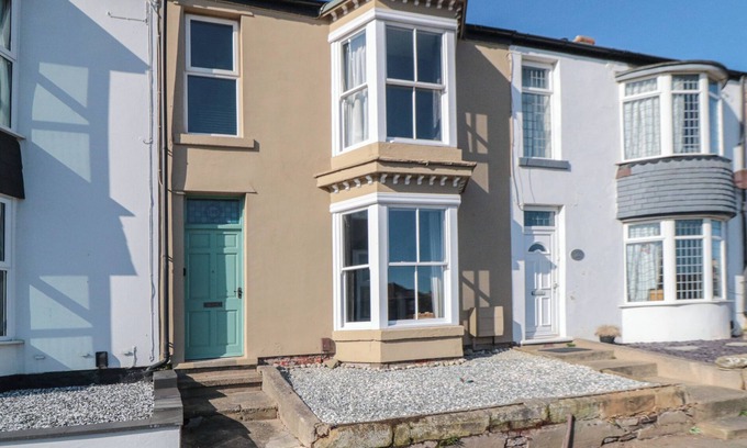 Marske-by-the-Sea Cottage | SMUGGLER'S HATCH, pet friendly, with a garden in Marske-By-The-Sea