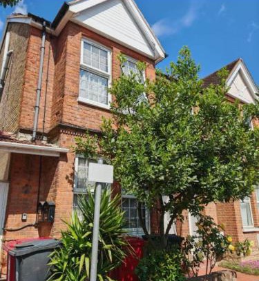 Slough House | SnoozeDen Wellesley - Near to Slough Station