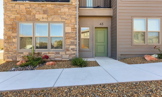 Ivins House | Snow Canyon Escape in St George with Community Pool and Hot Tub