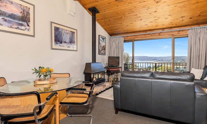 Jindabyne House | Snowbird 1 - Charming 2BR Townhouse l Lake Views l Air-Con l Off-Street Parking